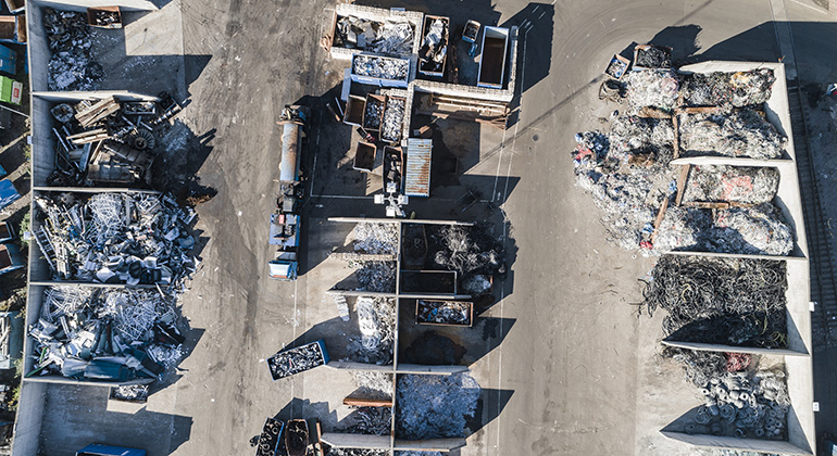 Flygfoto över avfallshantering med olika fack för avfall fyllda med skräp.