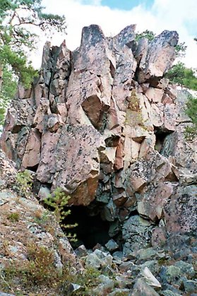 Grotta under stenformation i rosafärgad sten
