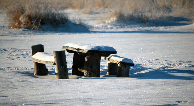 översnöade bänkar på vintern foto:mostphotos