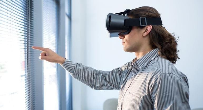 Person med Virtual reality-glasögon på sig.