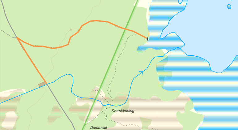 Kartbild över del av Storsund med stig markerad i orange.