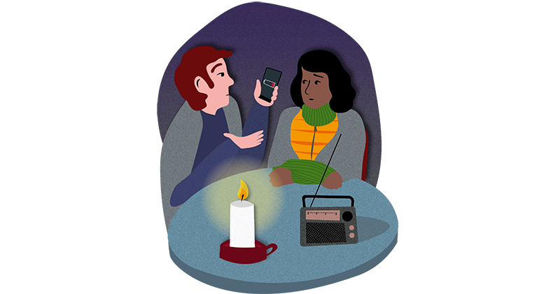 Två personer lyssnar på radio under mörkläggning