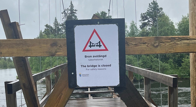 Skylt som varnar för trasig bro.