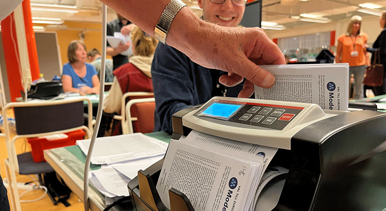Rösträkning av valsedlar med hjälp av valsedelsräkningsmaskin