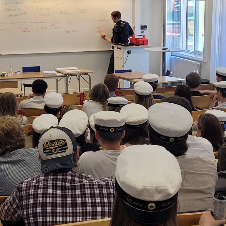 Polisen Björn Wickholm träffar Tindra Blombergs hela klass. Foto: Michael Ahlgren, lärare på Jämtlands Gymnasium.