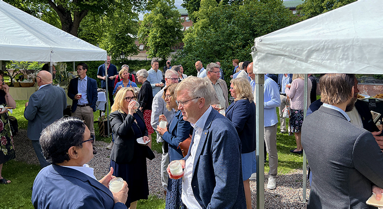 Ett hundratal gäster samlades i slottsträdgården.
