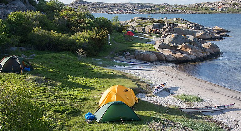 Tre tält vid en strand vid havet. Foto: Peter Wibjörk. 